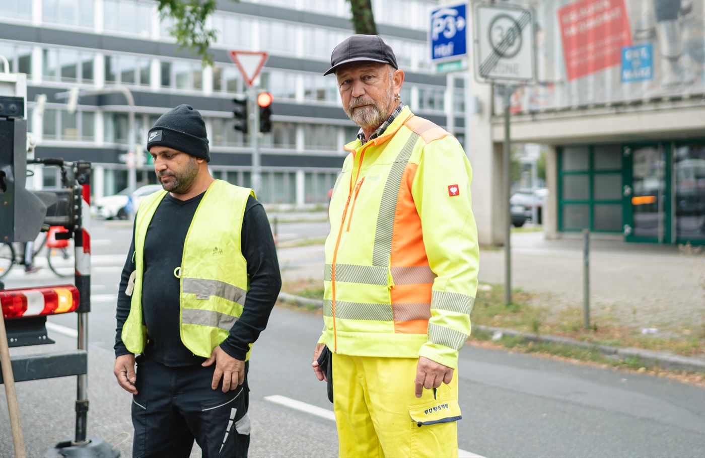 Zwei Mitarbeiter von Seith Energietechnik in Warnkleidung auf einer Straßenbaustelle im Einsatzgebiet