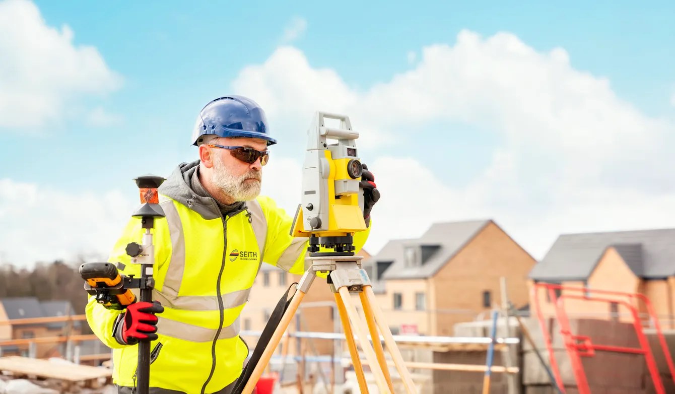 Bauhelfer von Seith Energietechnik mit Messgerät auf einer Baustelle im Tiefbau in der Region Karlsruhe